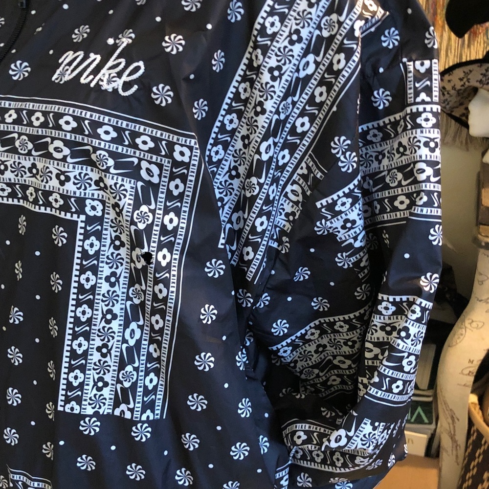 Nike Women’s Sportswear Bandana Print Jacket - Picture 3 of 7